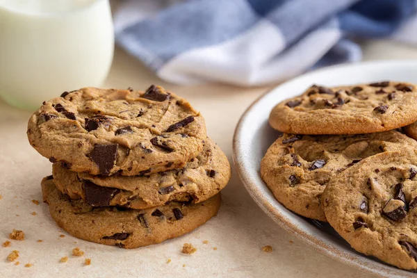 Närbild Choklad Chip Cookies Ett Bord Och Platta — Stockfoto