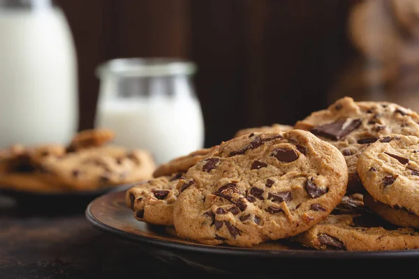 Närbild Choklad Chip Cookies Platta Med Glas Mjölk Bakgrunden — Stockfoto