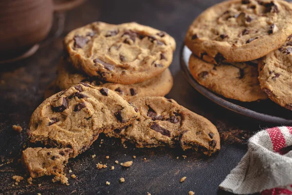 Close Van Chocolade Chip Koekjes Een Donker Houten Tafel — Stockfoto