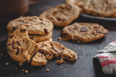 Çikolata parçacıklı kurabiyeleri daek ahşap bir masada yakın plan.