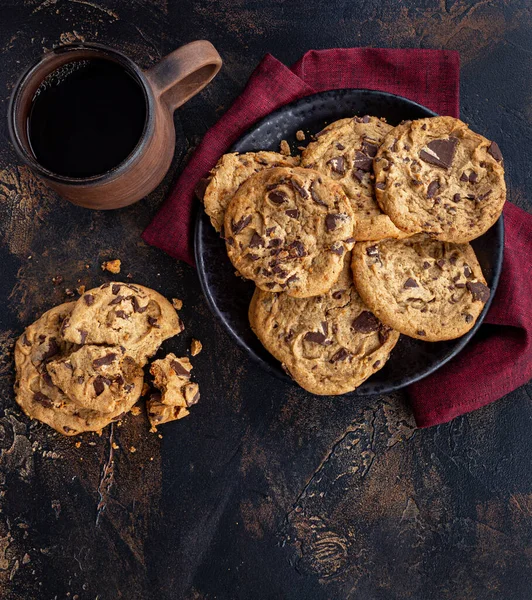 Plaat Van Chocolade Chip Koekjes Kopje Koffie Een Rustieke Houten — Stockfoto