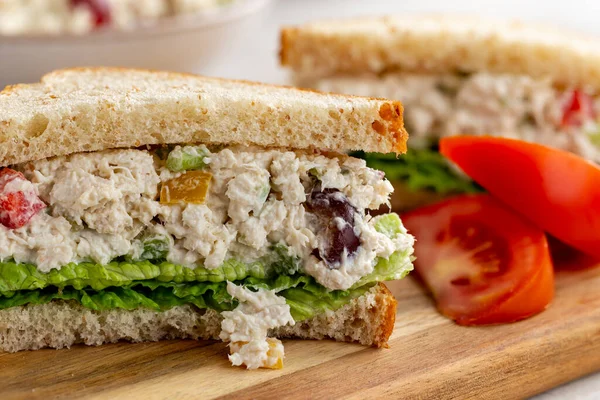 Sluitend Broodje Kipsalade Met Sla Volkoren Brood Tweeën Gesneden Een — Stockfoto