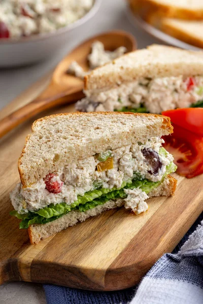 Sandwich Salade Poulet Avec Laitue Sur Pain Blé Entier Coupé — Photo