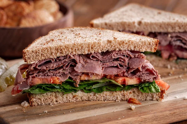 Primer Plano Del Sándwich Rosbif Con Lechuga Tomate Pan Integral — Foto de Stock