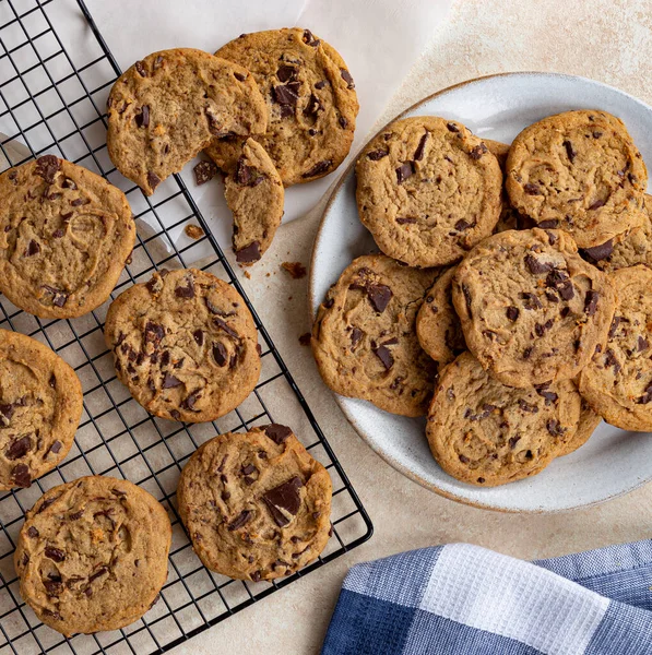 Overhead Chocolate Chip Cookies Plate Cooling Rack — Stock Photo, Image
