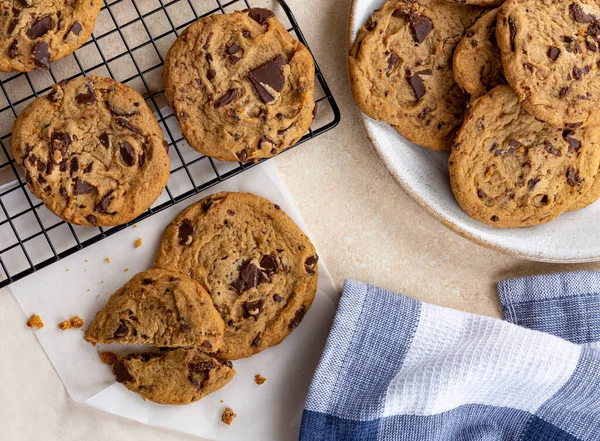 Overhead Van Chocolade Chip Koekjes Een Bord Koelrek — Stockfoto