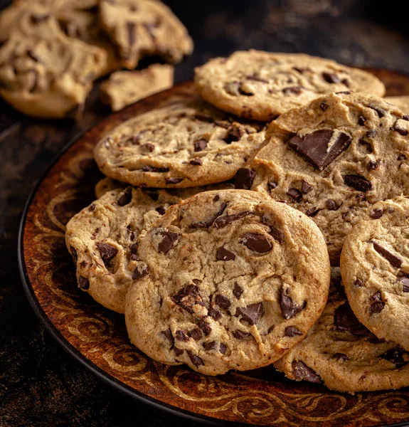 Gros Plan Biscuits Aux Pépites Chocolat Sur Une Assiette — Photo