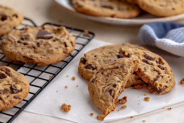 Closeup Chocolate Chip Cookies Table Cooling Rack — Stock Photo, Image