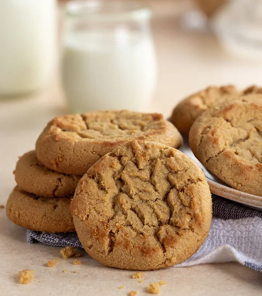 Closeup Biscoitos Manteiga Amendoim Uma Pilha Com Copo Leite Fundo — Fotografia de Stock