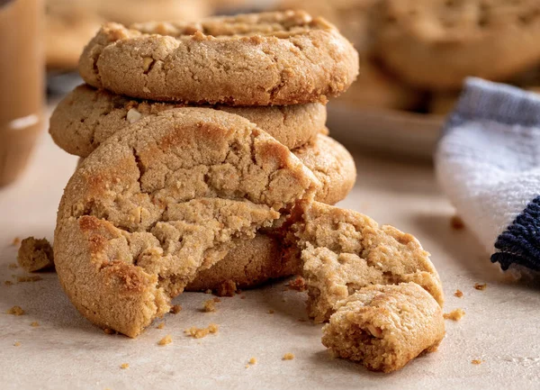 Peanut Butter Cookies Closeup Stack Broken Pieces Table — Stock Photo, Image