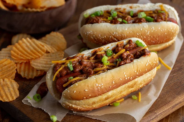 Chili Hot Dog Cheddar Sajttal Zöld Hagymával Szezámmagos Zsemlén Burgonyaszirmokkal — Stock Fotó