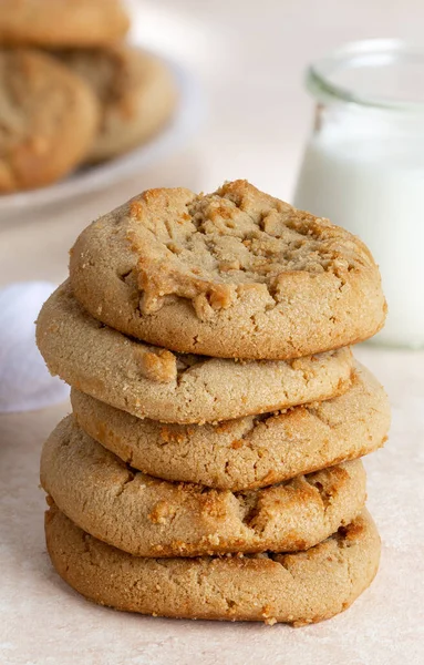 Biscoitos Manteiga Amendoim Uma Pilha Com Copo Leite Prato Fundo — Fotografia de Stock