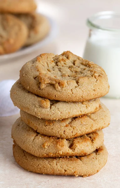 Galletas Mantequilla Maní Una Pila Con Vaso Leche Plato Fondo — Foto de Stock