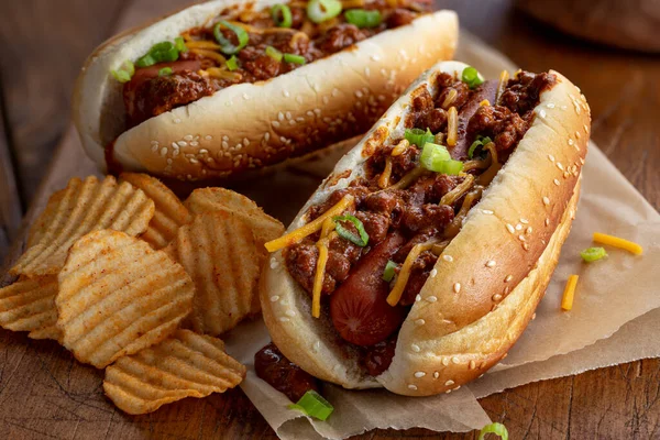 Chili Cachorro Quente Com Queijo Cheddar Cebola Verde Pão Semente — Fotografia de Stock