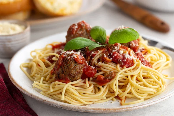 Espaguetis Albóndigas Con Salsa Tomate Queso Parmesano Plato —  Fotos de Stock