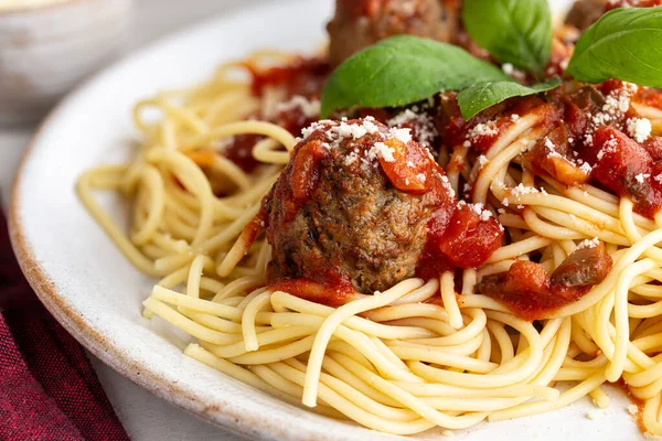 Primer Plano Espaguetis Albóndigas Con Salsa Tomate Queso Parmesano Plato —  Fotos de Stock