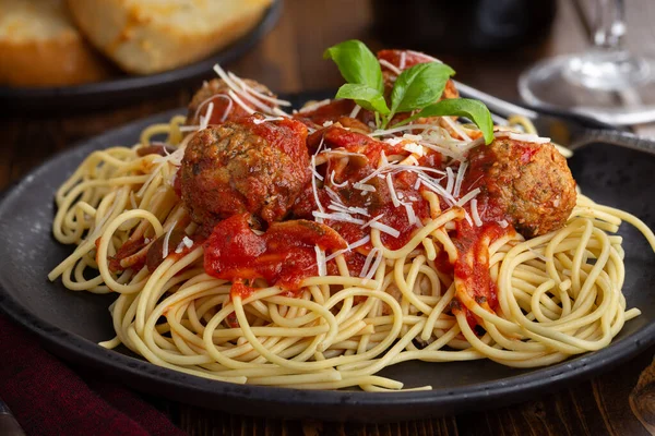 Espaguete Almôndegas Com Molho Tomate Queijo Parmesão Prato Jantar Preto — Fotografia de Stock