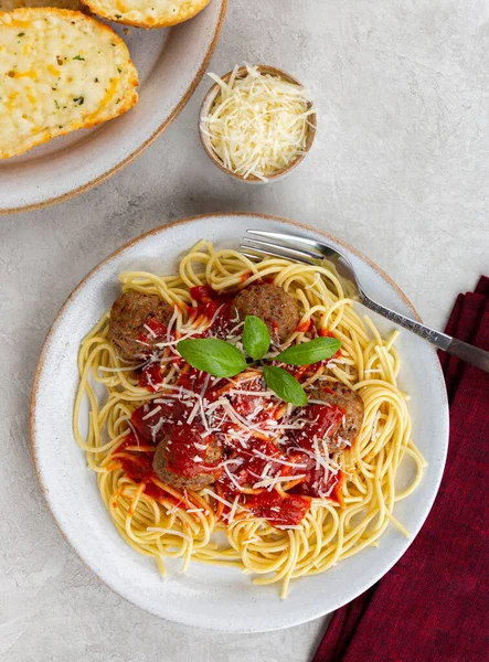 Overhead Spaghetti Meatball Dinner Plate Toasted Cheese Bread — Stock Photo, Image