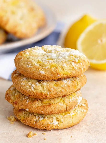 Empilement Biscuits Citron Froissé Sur Une Table Avec Tranches Citron — Photo