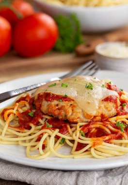 Makarna ve domates soslu parmesanlı tavuk yemeği.