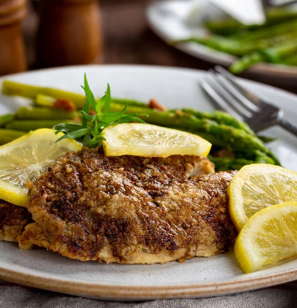 Filetes Tilapia Horno Con Limones Rodajas Espárragos Plato Cena —  Fotos de Stock