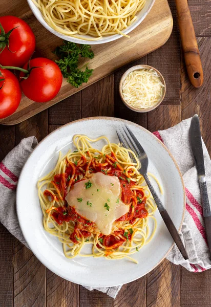 Comida Parmesana Pollo Con Pasta Espaguetis Salsa Tomate Plato — Foto de Stock