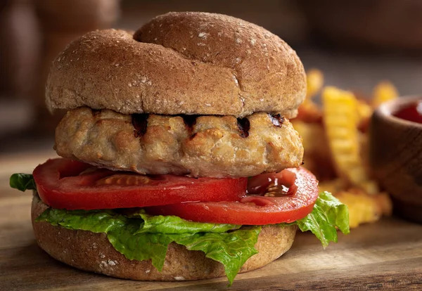 Gros Plan Hamburger Dinde Grillée Avec Tomate Laitue Sur Pain — Photo