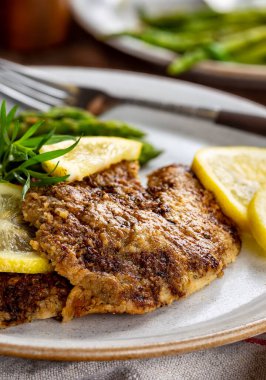 Fırında tilapia balığı filetosu ve dilimlenmiş limon.