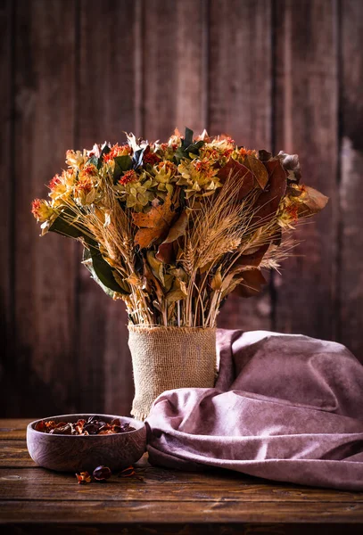 Bouquet Fleurs Automne Séchées Sur Une Table Fond Bois Rustique — Photo