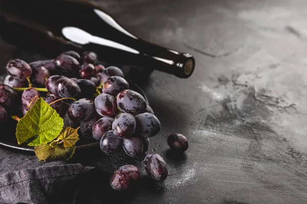 Purple Grapes Plate Wine Bottle Dark Background Copy Space — Stock Photo, Image