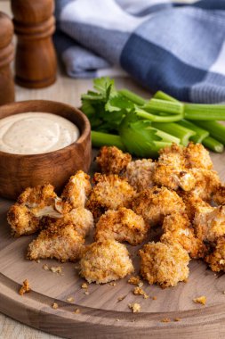 Kızarmış karnabahar çiçekleri ve ahşap tepside kereviz soslu çiftlik sosu..