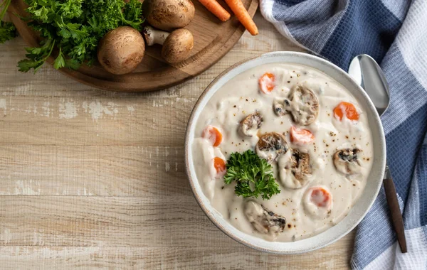 Cuenco Sopa Champiñones Cremosa Con Zanahorias Ingredientes Mesa Madera Rústica — Foto de Stock