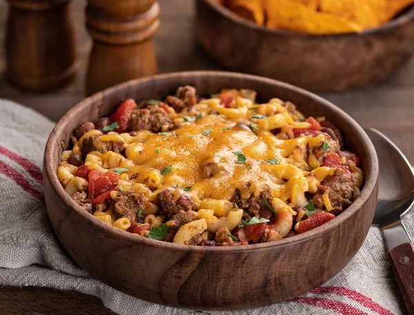 Closeup Tigela Macarrão Pimenta Com Queijo Cheddar Derretido Uma Mesa — Fotografia de Stock