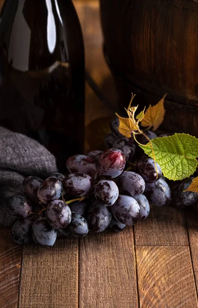 Bunch Purple Grapes Wine Bottle Background Rustic Wooden Surface — Stock Photo, Image