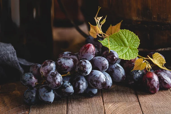 Primo Piano Grappolo Uva Viola Con Bottiglia Vino Sullo Sfondo — Foto Stock