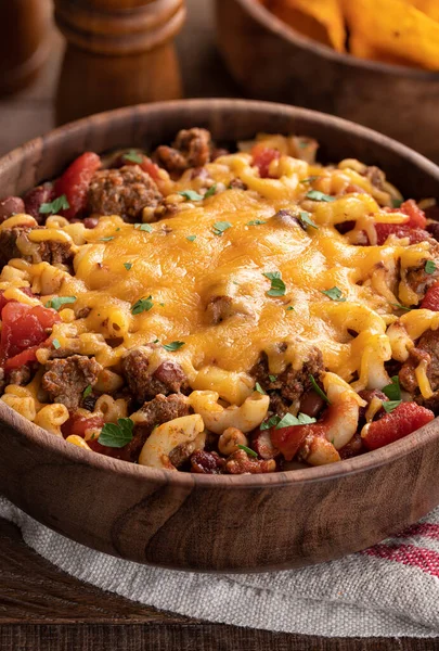 Closeup Tigela Macarrão Pimenta Com Queijo Cheddar Derretido Uma Mesa — Fotografia de Stock