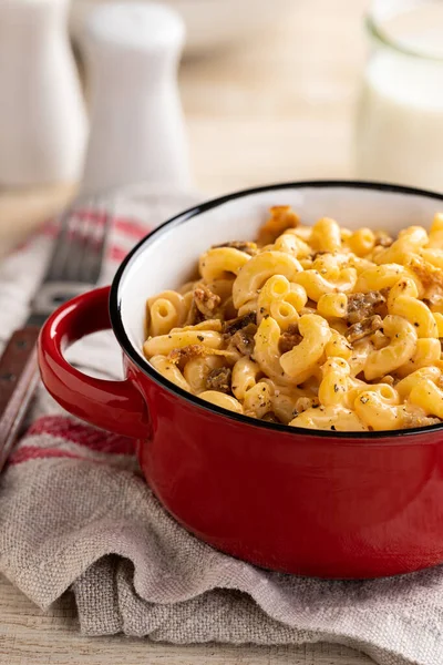 Tigela Macarrão Queijo Cheddar Com Pedaços Bacon Copo Leite Fundo — Fotografia de Stock