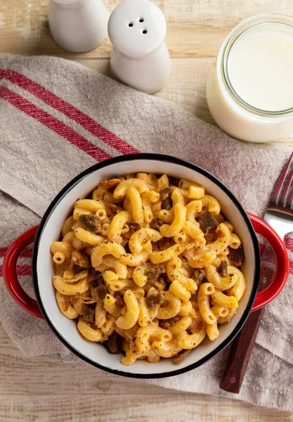 Tigela Macarrão Queijo Cheddar Com Pedaços Bacon Copo Leite Uma — Fotografia de Stock