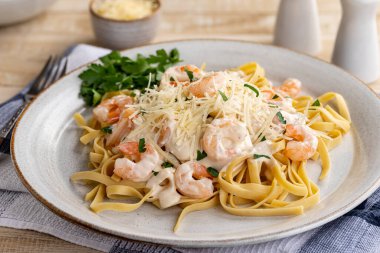 Karidesli kremalı fettuccine alfredo ve parmesan peyniri. Yakın görünüm