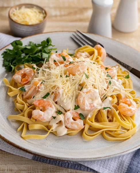 Creamy Fettuccine Alfredo Shrimp Shredded Parmesan Cheese Plate Closeup View — Stock Photo, Image