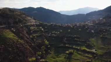 Yaz sonunda yeşil dağların inanılmaz manzara. Dağların yükseklerinde bir köy. Genel bir bakış açısı.