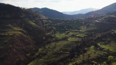 Yaz sonunda yeşil dağların inanılmaz manzara. Dağların yükseklerinde bir köy. Genel bir bakış açısı.