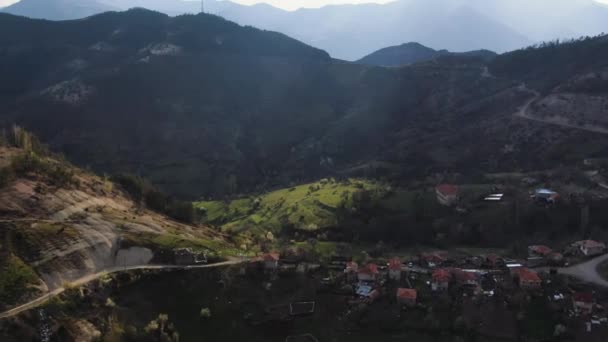 Unglaubliche Landschaft Grüner Berge Spätsommer Dorf Hoch Den Bergen Eine — Stockvideo