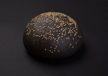 Susam ile koyu ekmek.