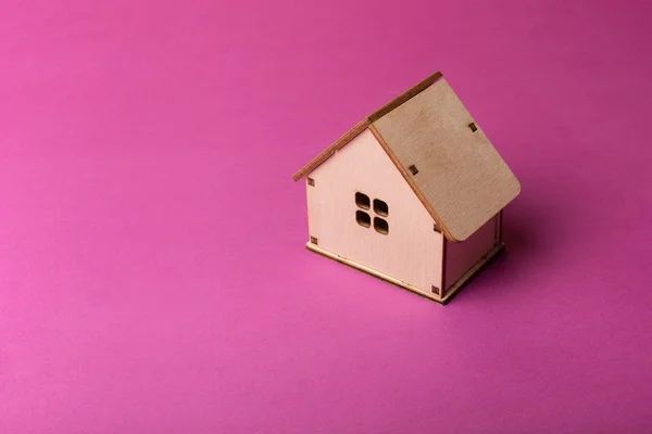 Minyatür ahşap oyuncak evi ile minimal tasarım.