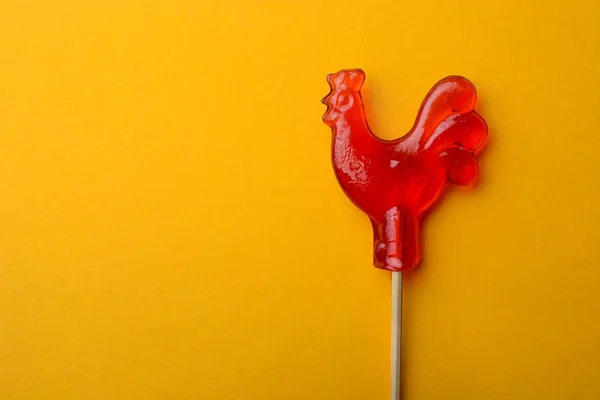 Bir ahşap sopa üzerinde Şeker cockerel.
