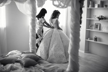 Rusya, Orenburg - 15.08.2018: Nedime gelinliğin üzerine carset bağlıyor