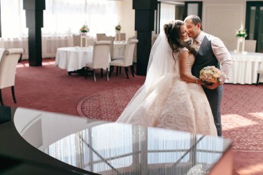 Rusya, Orenburg - 15.08.2018: Mutlu yeni evliler Lada restaurantına misafirlerin gelişine hazırlanıyor