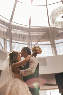 Rusya, Orenburg - 15.08.2018: Düğünümüz. Güzel bir cam çatı altında restoran 