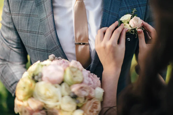 Rusya, Orenburg - 15.08.2018: Gelin boutonniere'yi düzeltti